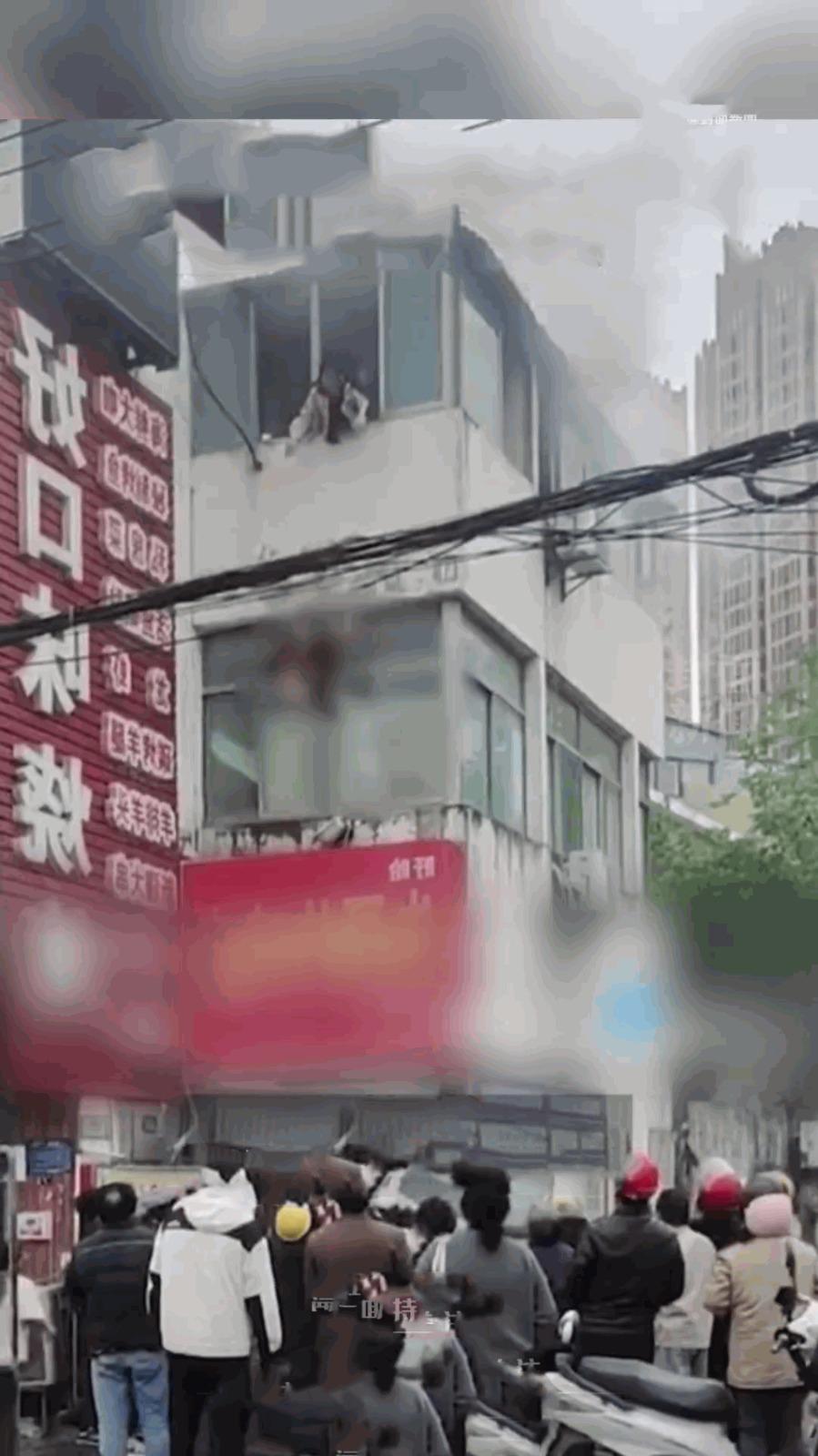 小孩由被包著,垂直墮下。