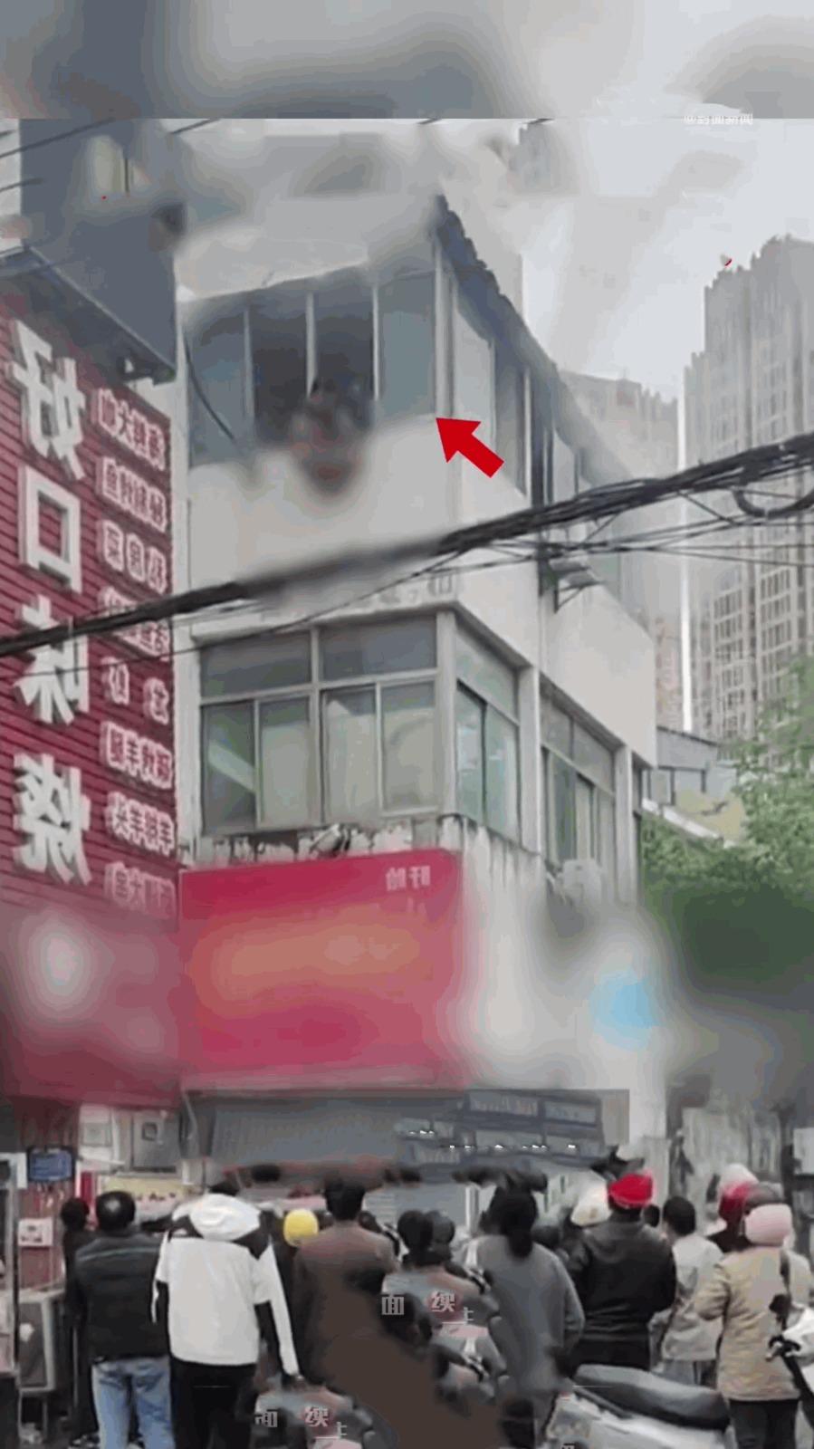 起火時女子在3樓將兩名小孩扔下樓。