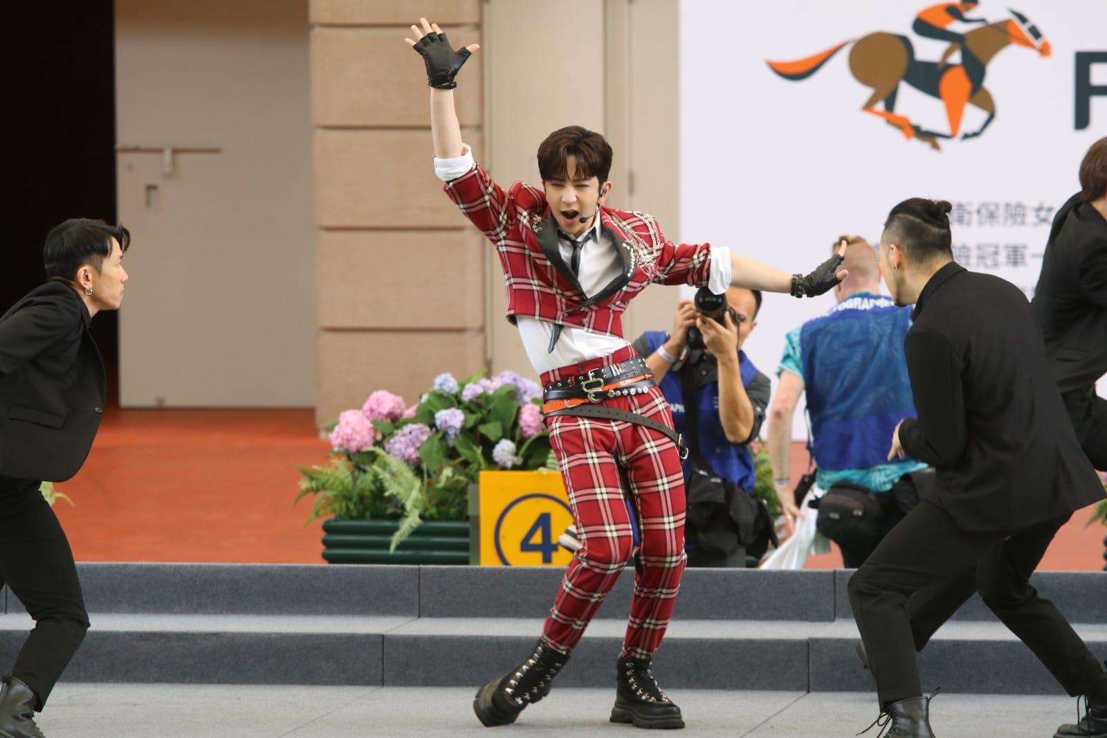 Kelly大讚Anson Lo跳舞勁又有型。