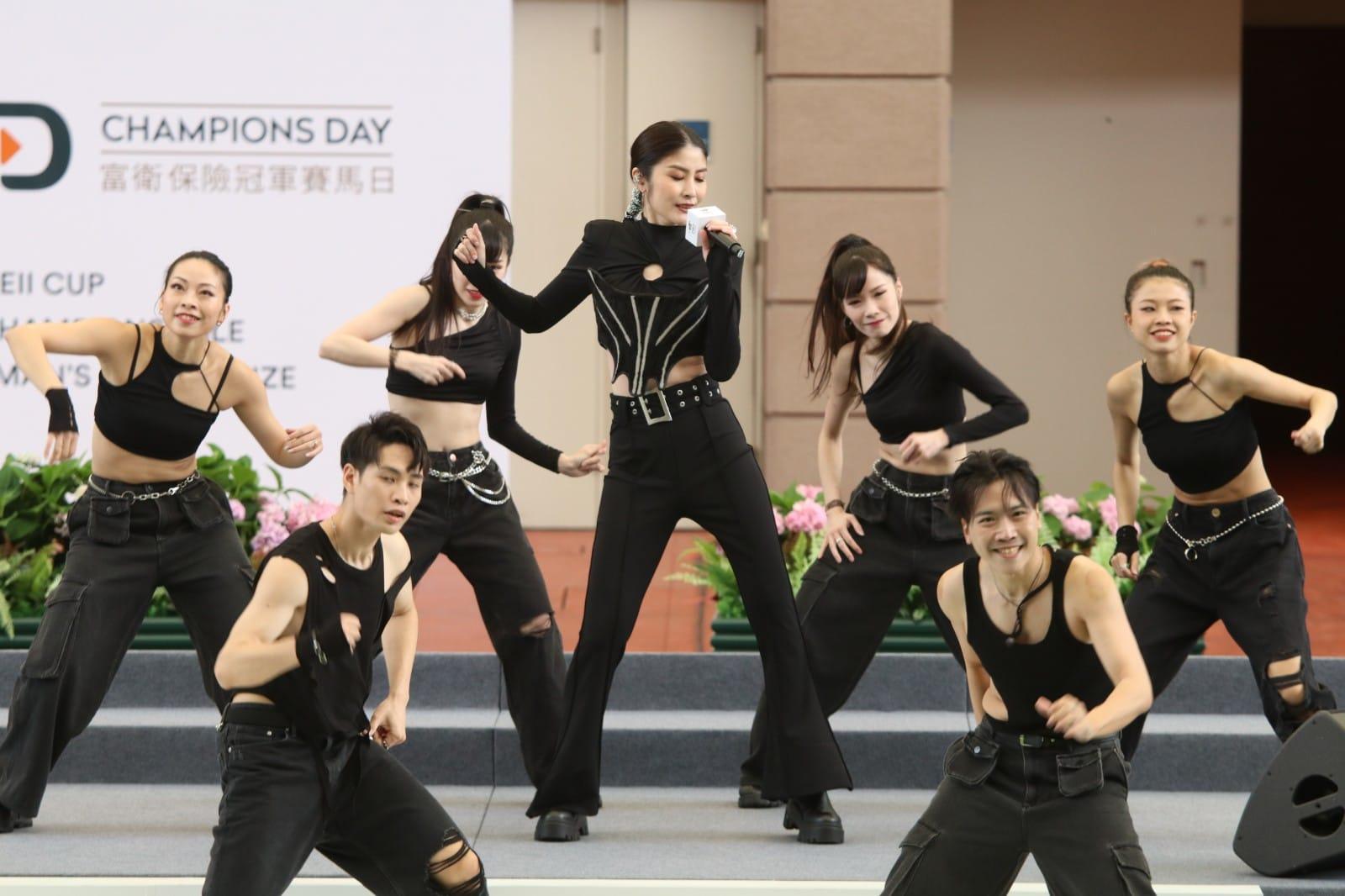 Kelly打頭陣跳唱《大日子》和《花花世界》炒熱氣氛。(林俊源攝)