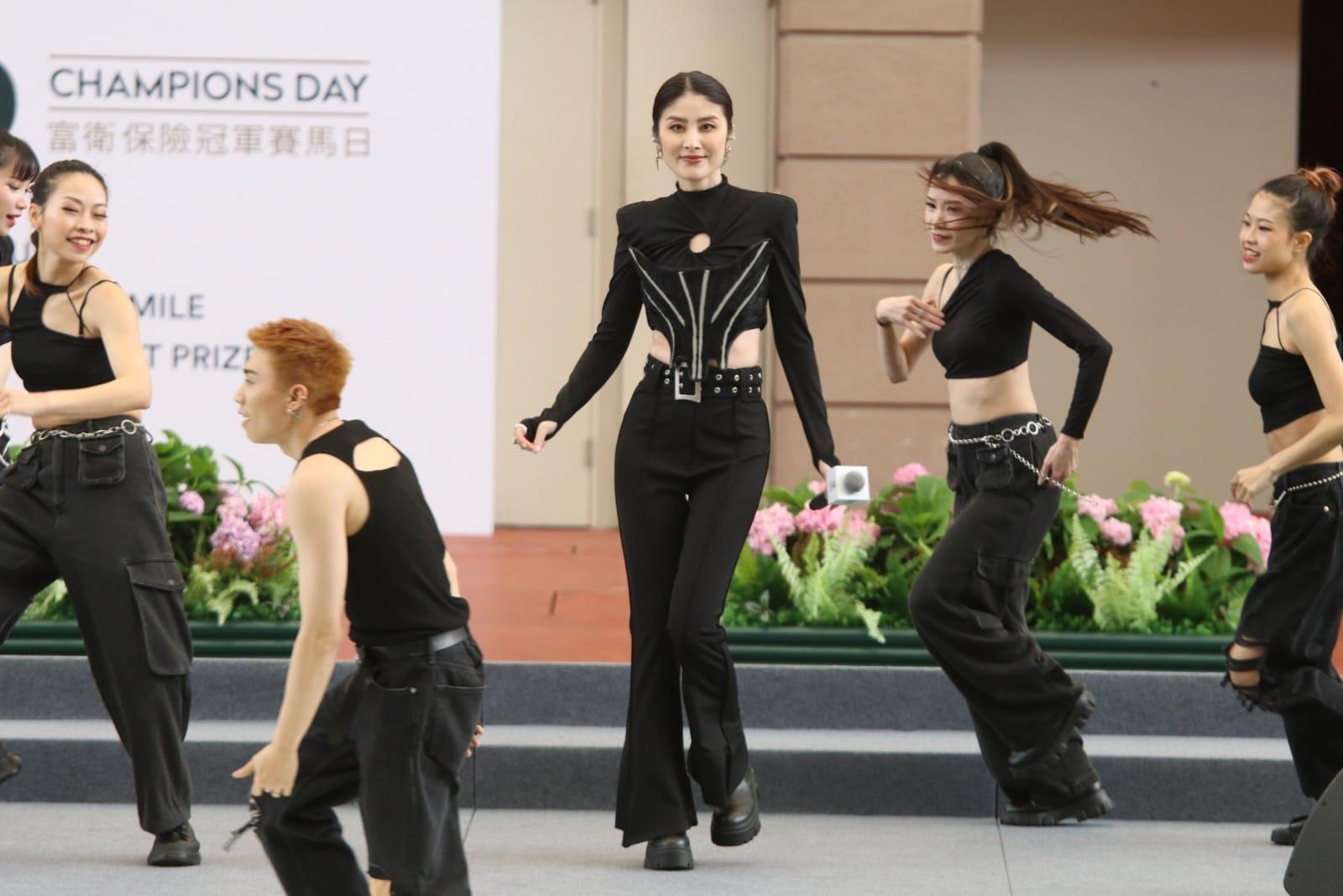 Kelly打頭陣跳唱《大日子》和《花花世界》炒熱氣氛。(林俊源攝)