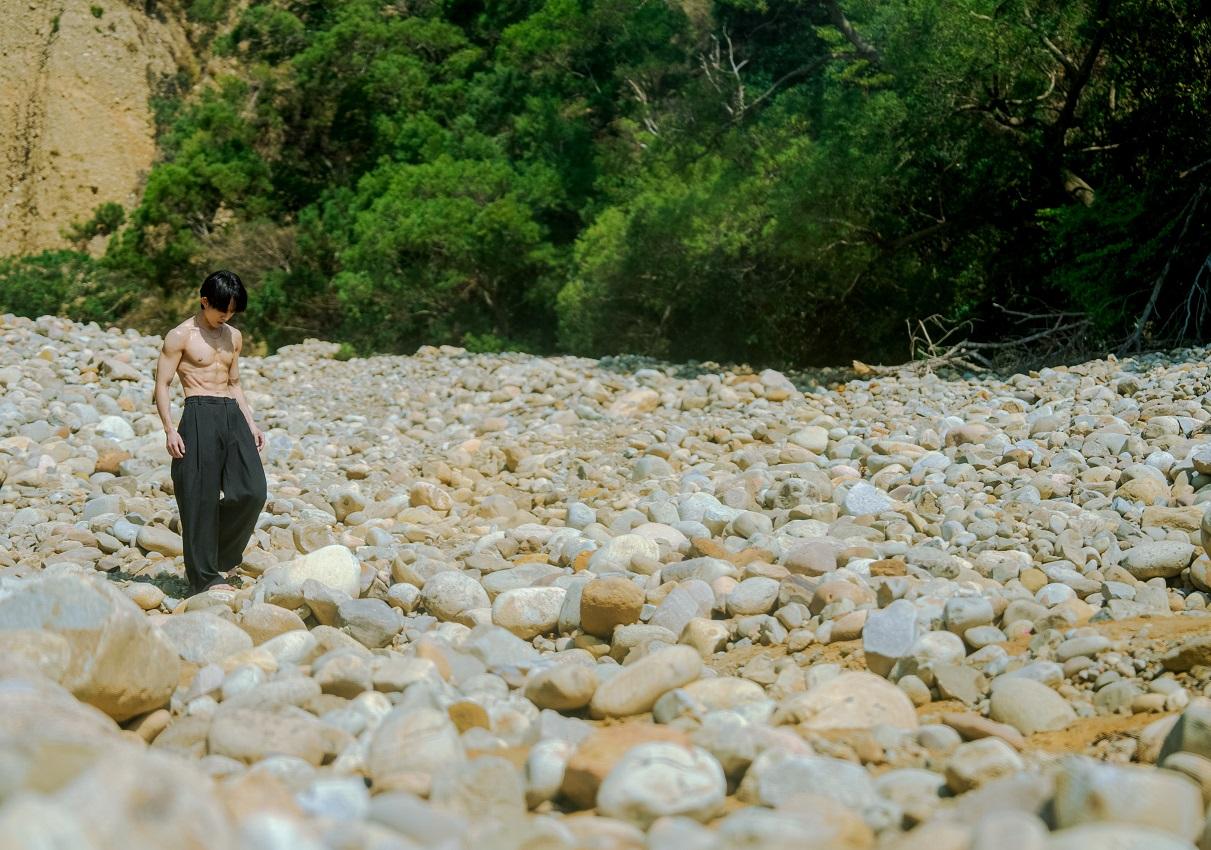 林宥嘉推出新歌《我不是神,我只是平凡卻直拗愛著你的人》,罕有地騷肌。
