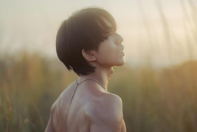 林宥嘉推出新歌《我不是神,我只是平凡卻直拗愛著你的人》,罕有地騷肌。