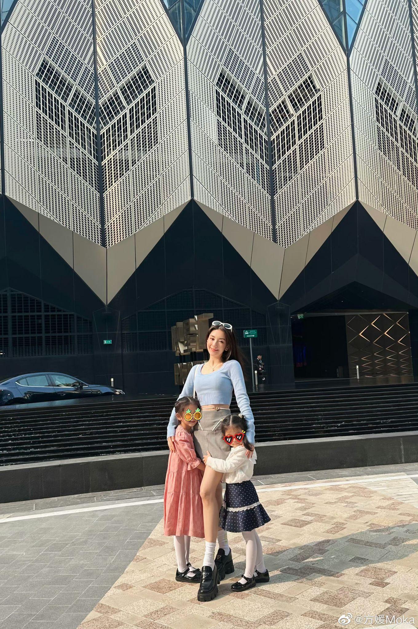 35歲天王嫂方媛保養得宜,日前穿露臍裝再襯迷你裙曬纖細身材。