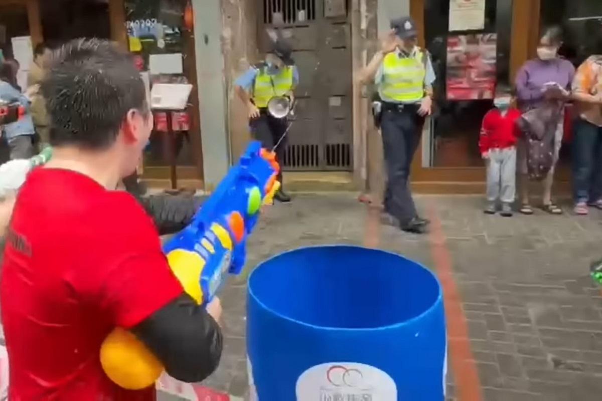 九龍城潑水節日前舉行,有警員被參加者射水。(YouTube頻道「Bravedogdog」影片截圖)