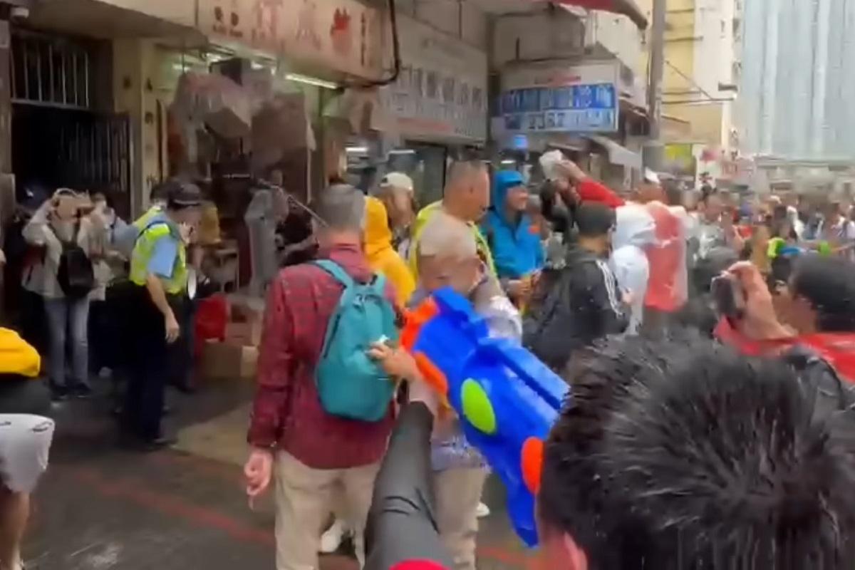 九龍城潑水節日前舉行,有警員被參加者射水。(YouTube頻道「Bravedogdog」影片截圖)