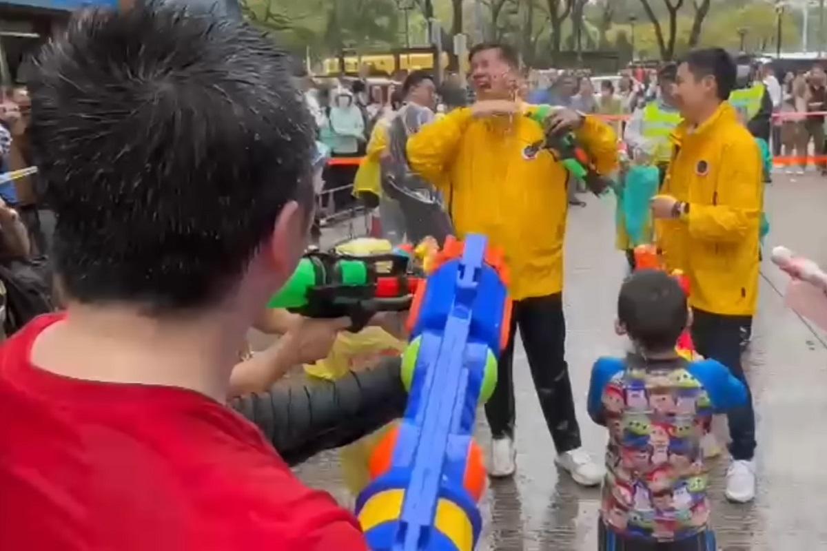 九龍城潑水節日前舉行,有無綫新聞記者被參加者射水。(YouTube頻道「Bravedogdog」影片截圖)