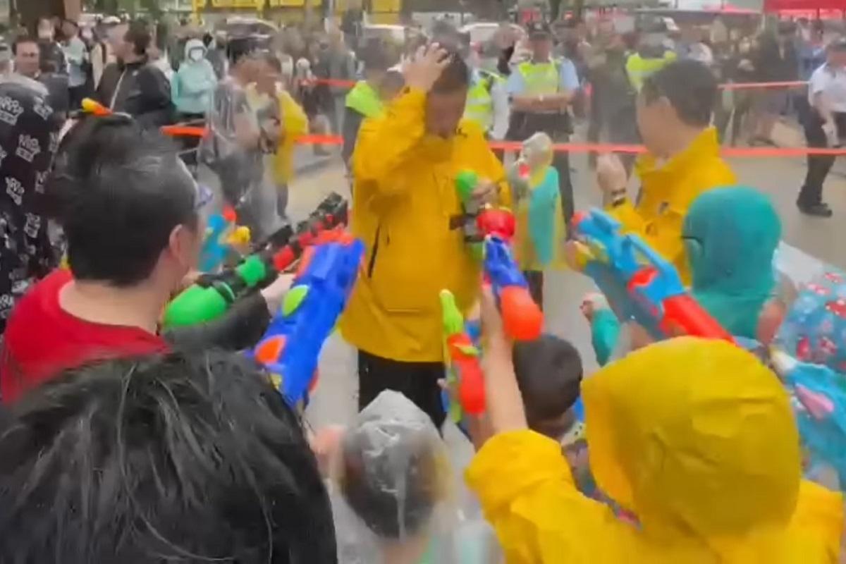 九龍城潑水節日前舉行,有無綫新聞記者被參加者射水。(YouTube頻道「Bravedogdog」影片截圖)