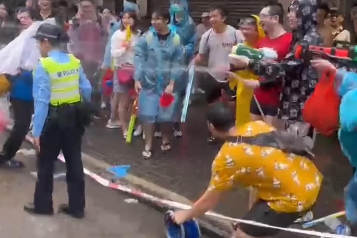 九龍城潑水節日前舉行,有警員被參加者射水。(YouTube頻道「Bravedogdog」影片截圖)