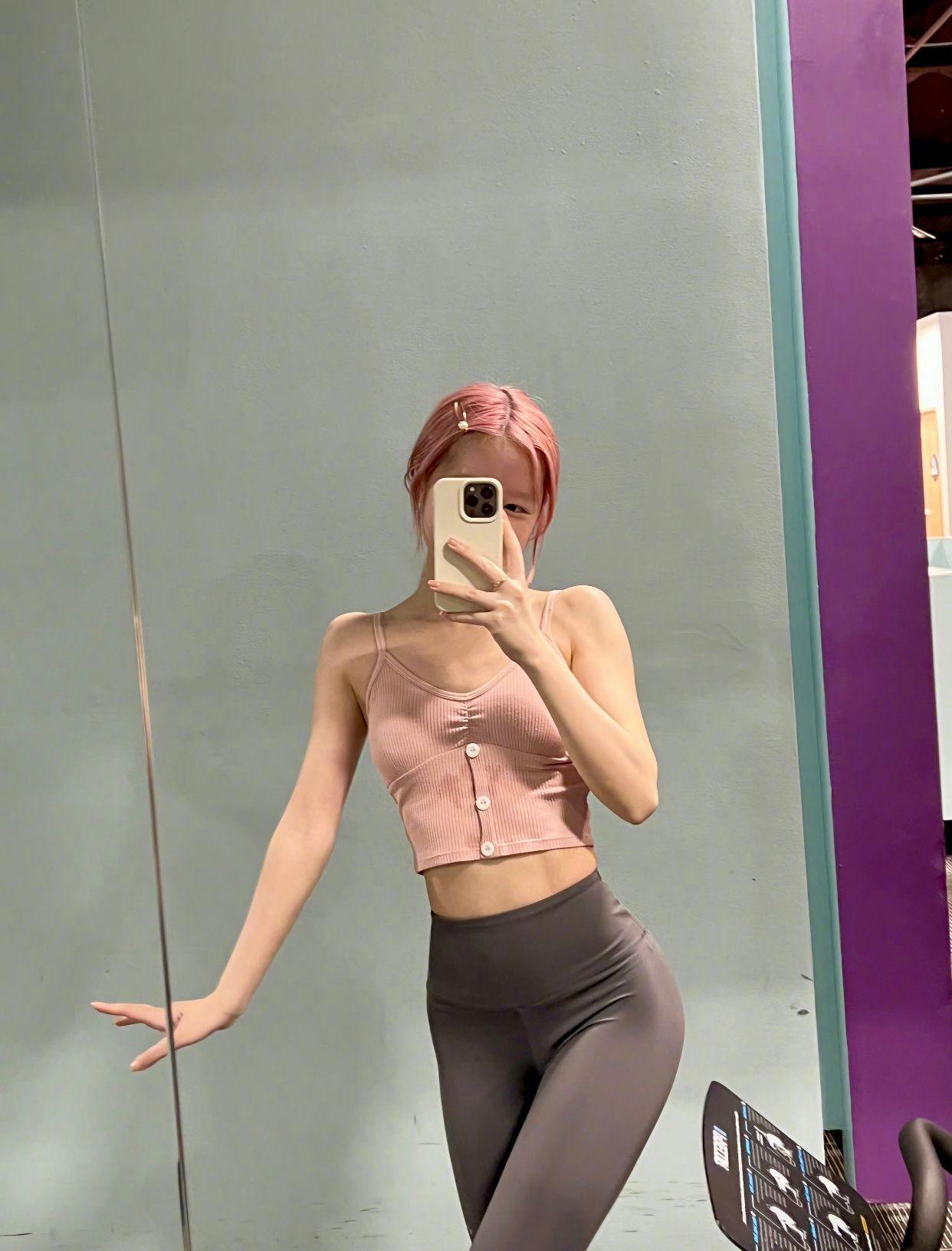 徐嬌操出令人羨慕的曲線身段。