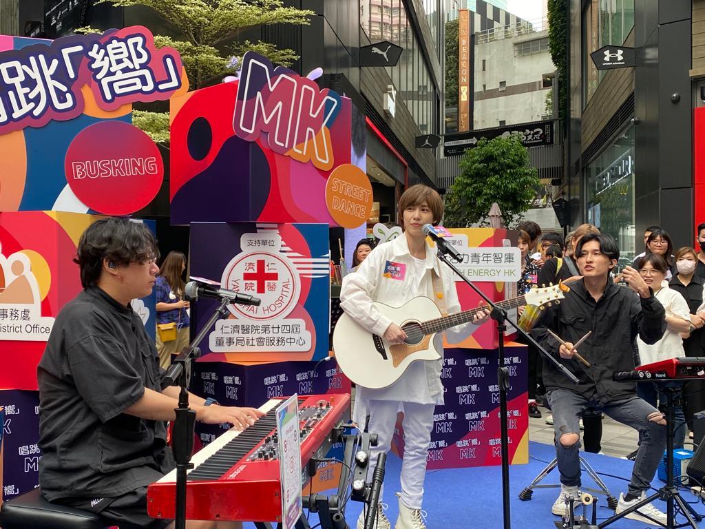 魏嘉瑩首次在旺角市中心和現場觀眾作近距離面對面表演。