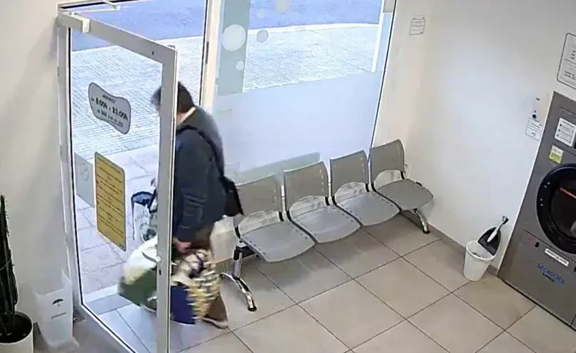 男子於爆炸前數秒離開洗衣店。(titter截圖)