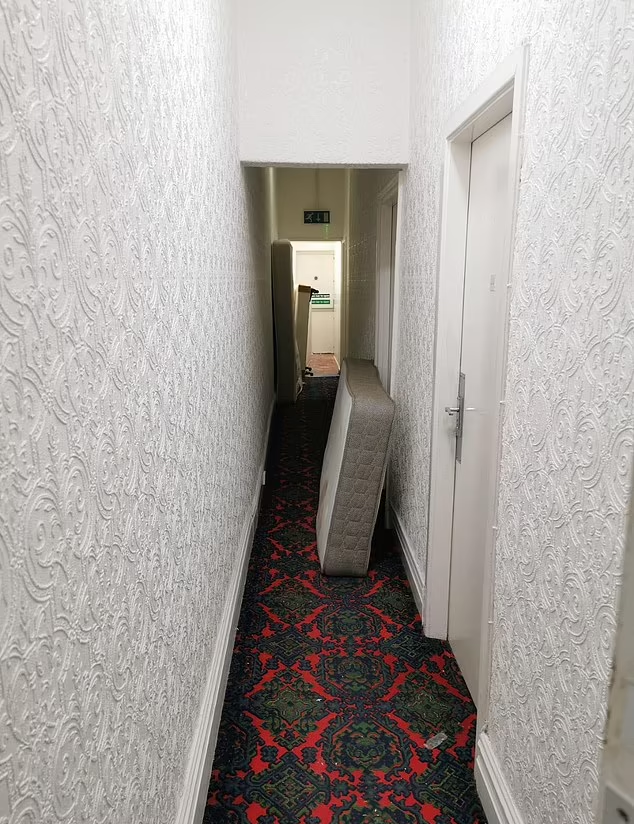 床褥放在走廊。(互聯網)