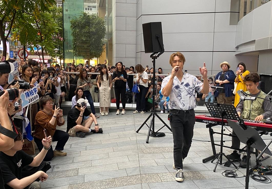 陳柏宇一連兩日於銅鑼灣希慎廣場外舉行Busking活動。