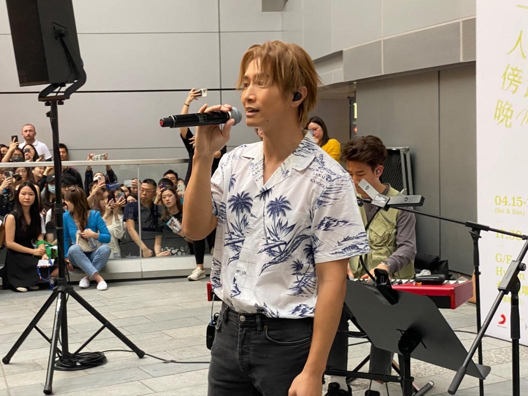 陳柏宇一連兩日於銅鑼灣希慎廣場外舉行Busking活動。