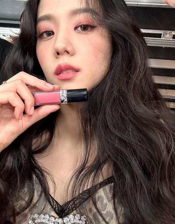 DIOR全球代言人Jisoo @BLACKPINK經常在其ig分享愛用產品。(Jisoo ig截圖)