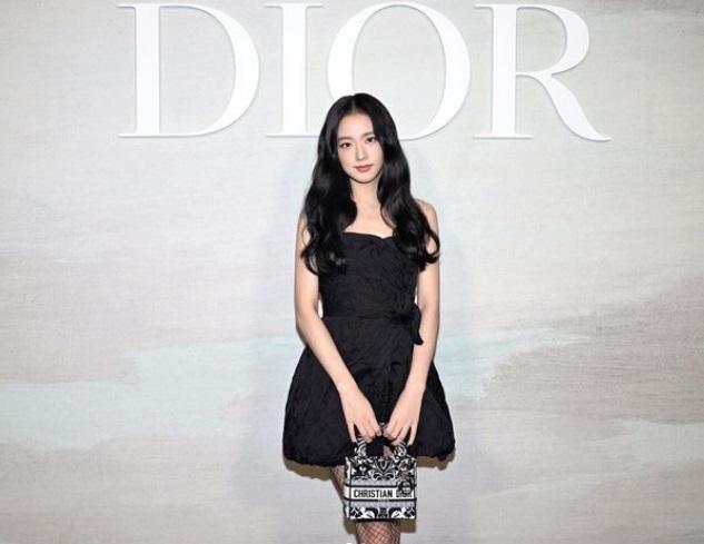 曾有報道指,Jisoo的帶貨力極高,自從擔任DIOR代言人後,品牌的銷售量急增4倍。(Jisoo ig截圖)