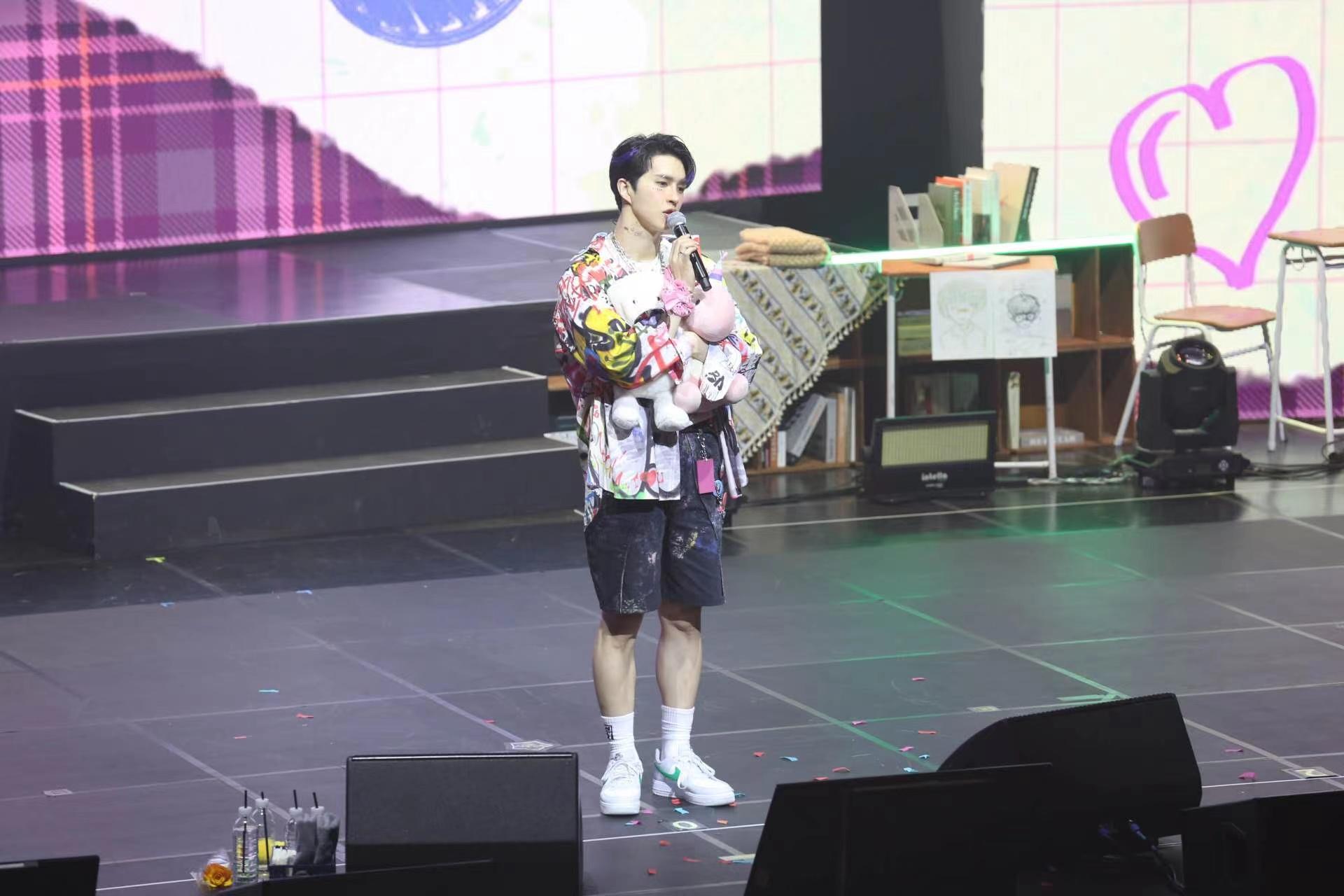 KEN早前在首爾舉辦一連兩場的見面會,與粉絲一同慶祝生日。