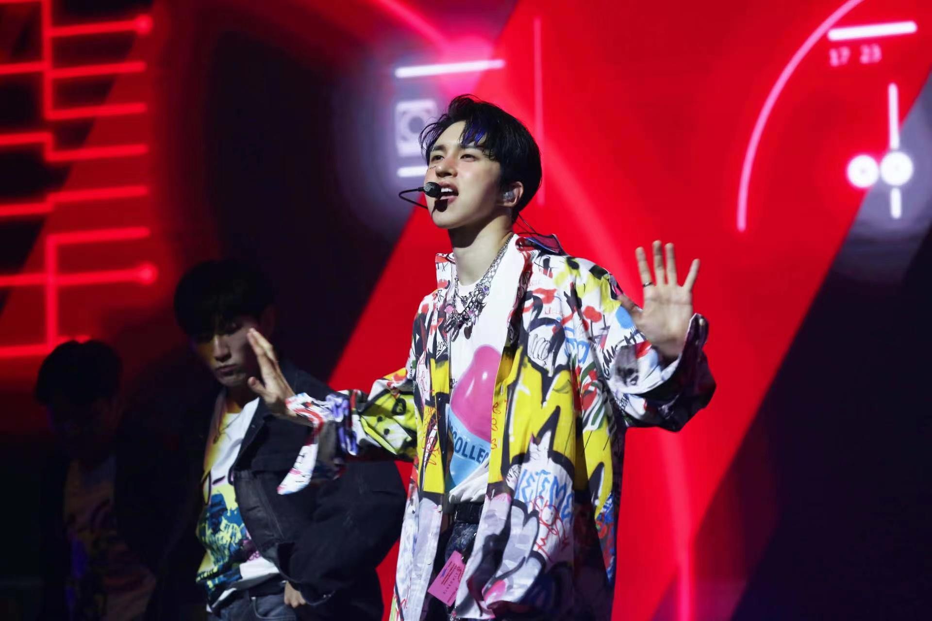 KEN用其招牌歌聲滿足Fans。