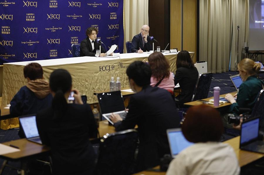 記招不算多人,有傳尊尼阻止大部分傳媒採訪。