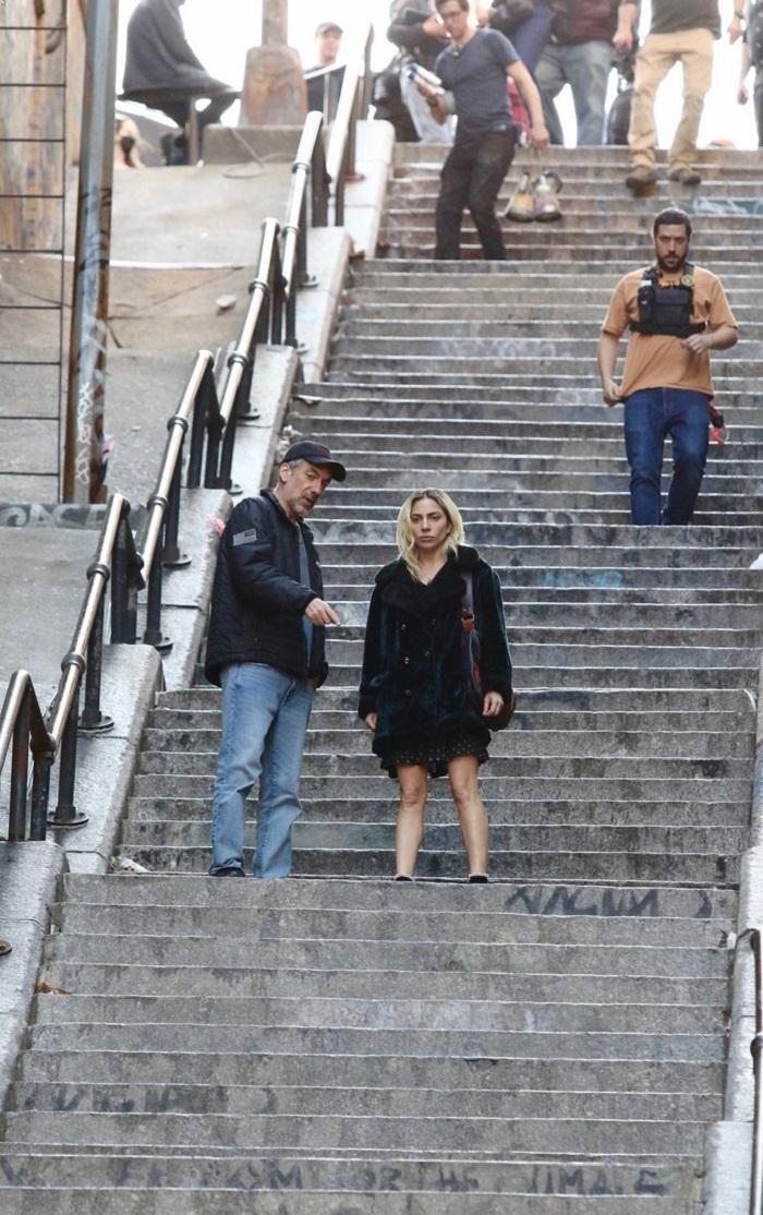 導演Todd Phillips向Gaga講解拍攝過程。