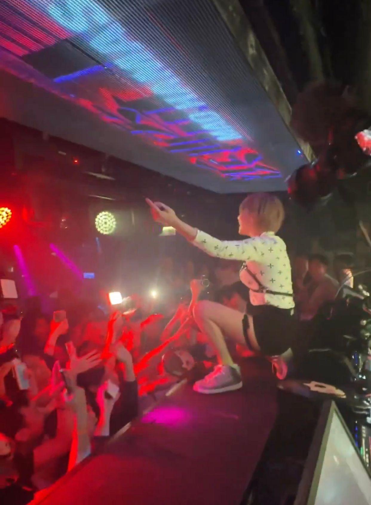 濱崎真緒獲現場酒客熱烈歡迎。