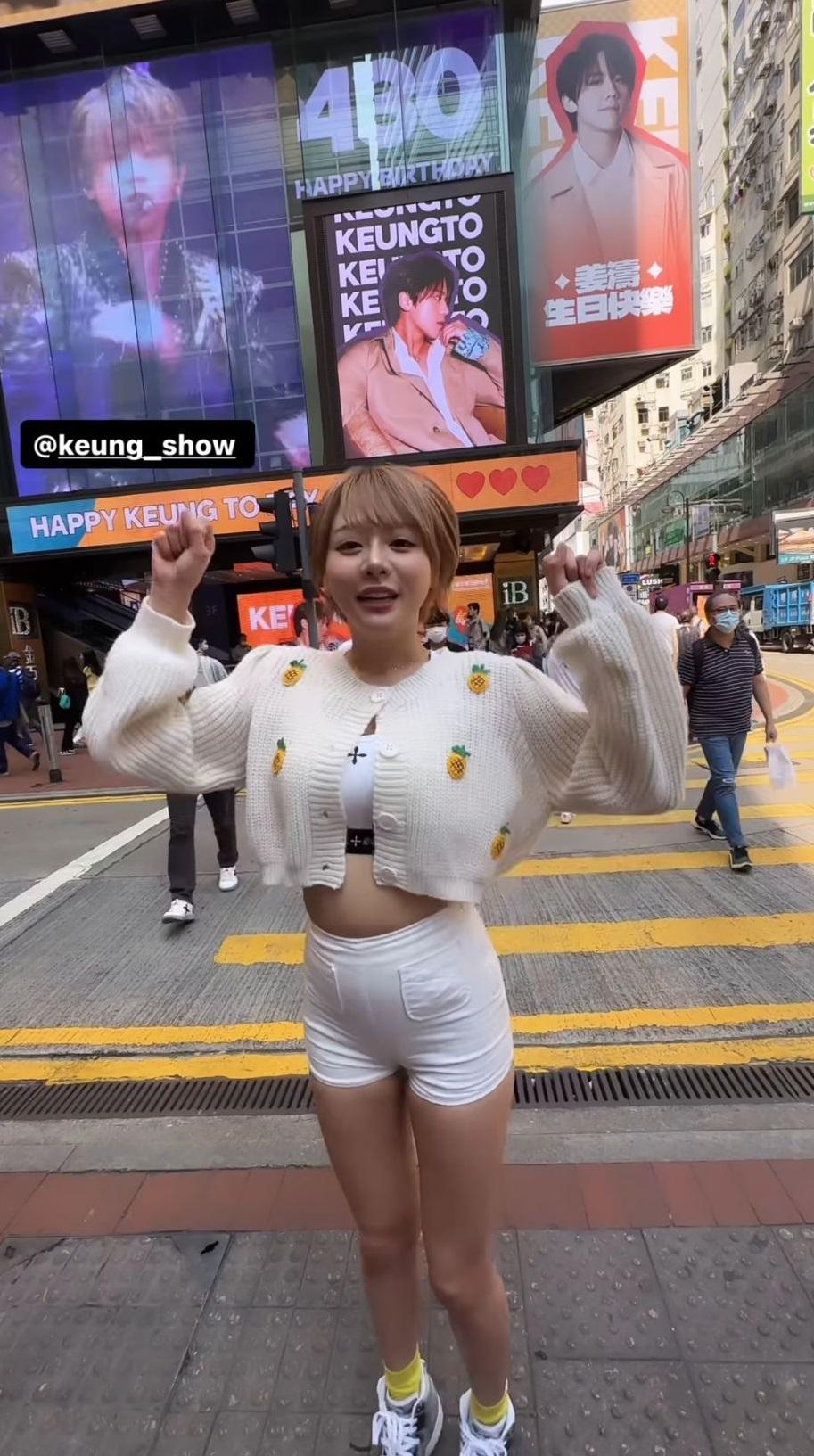 濱崎真緒穿上熱褲在銅鑼灣鬧市先行感受「姜濤誕」。