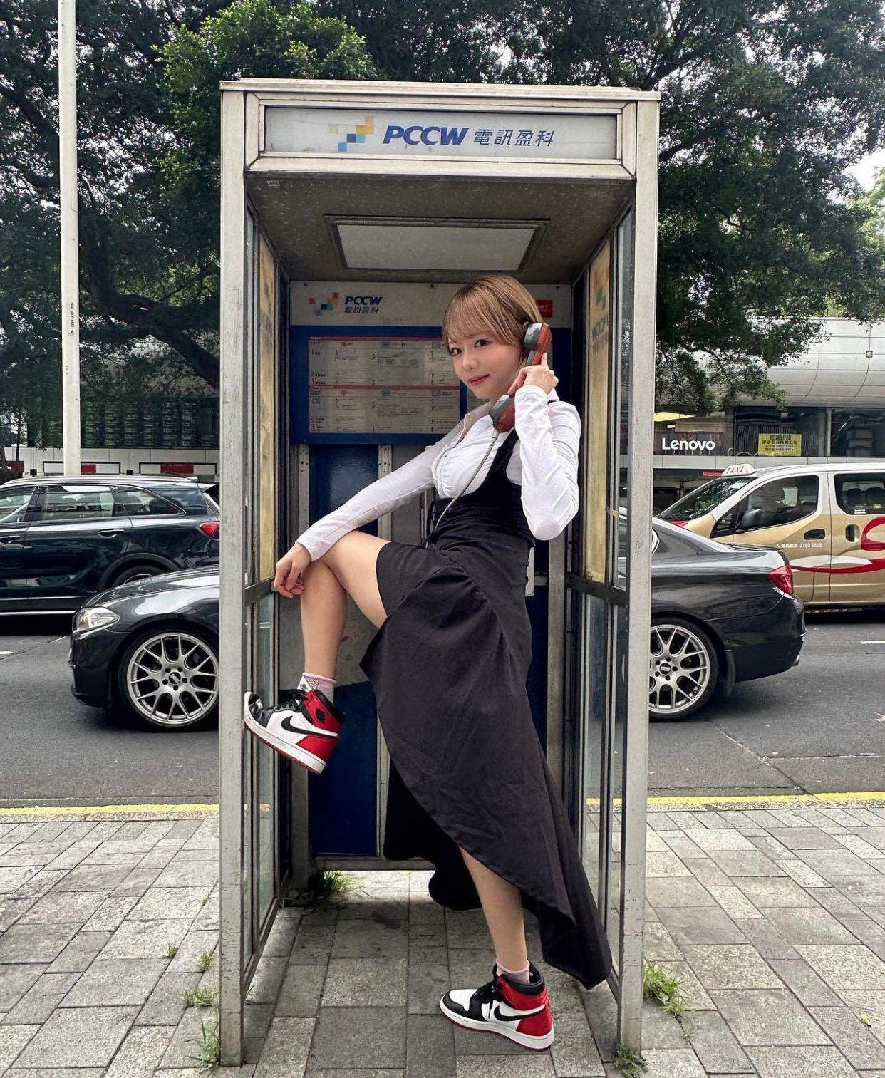 濱崎真緒在尖沙咀彌敦道留倩影。