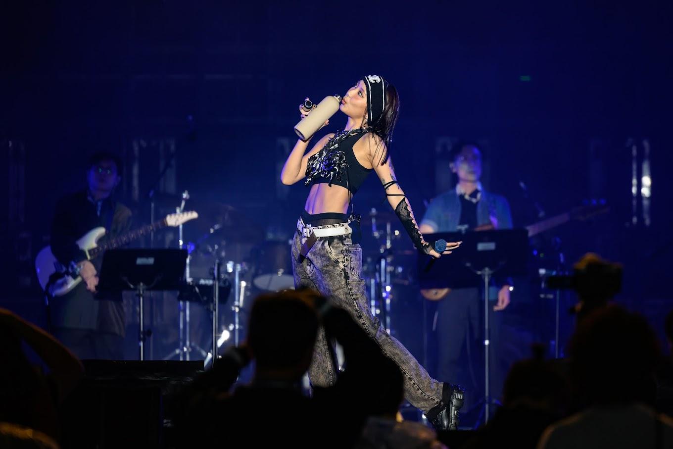 Marf唱出Solo作《*~Silencio…Shh》。