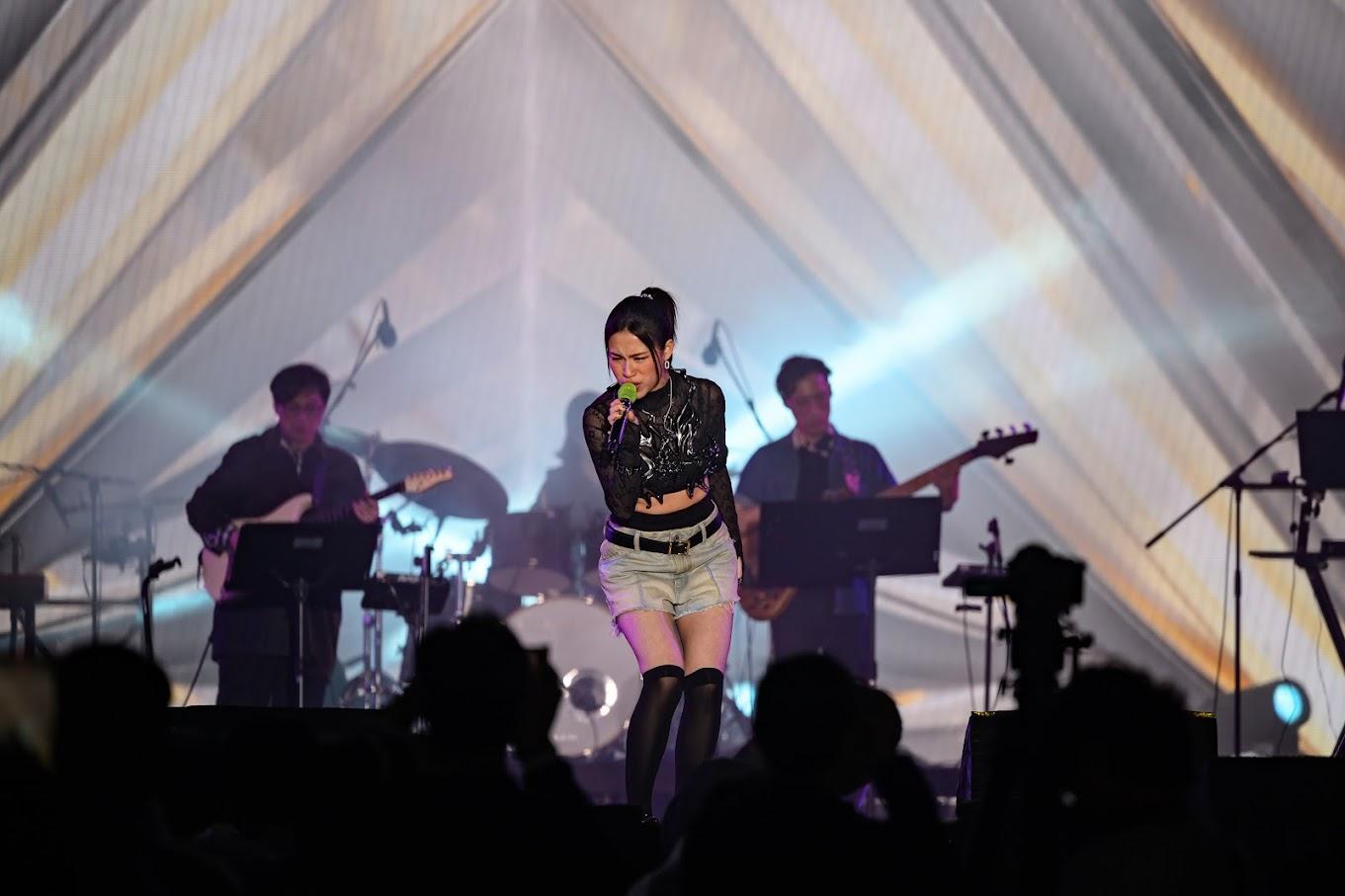 Winka唱出新歌《一手造成》。