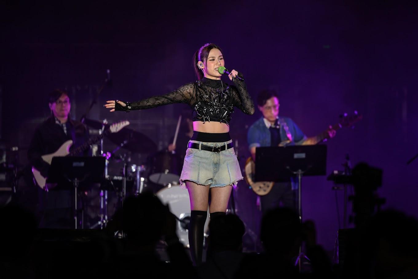 Winka唱出新歌《一手造成》。