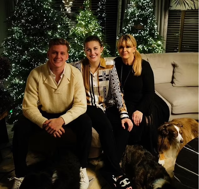 (左起)舒麥加的兒子Mick、女兒Gina-Maria及妻子Corinna。(互聯網)