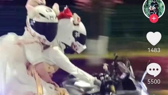 中國16歲網紅「小嬌妻」常與21歲網紅「安安」在抖音分享穿著可愛套裝的影片。