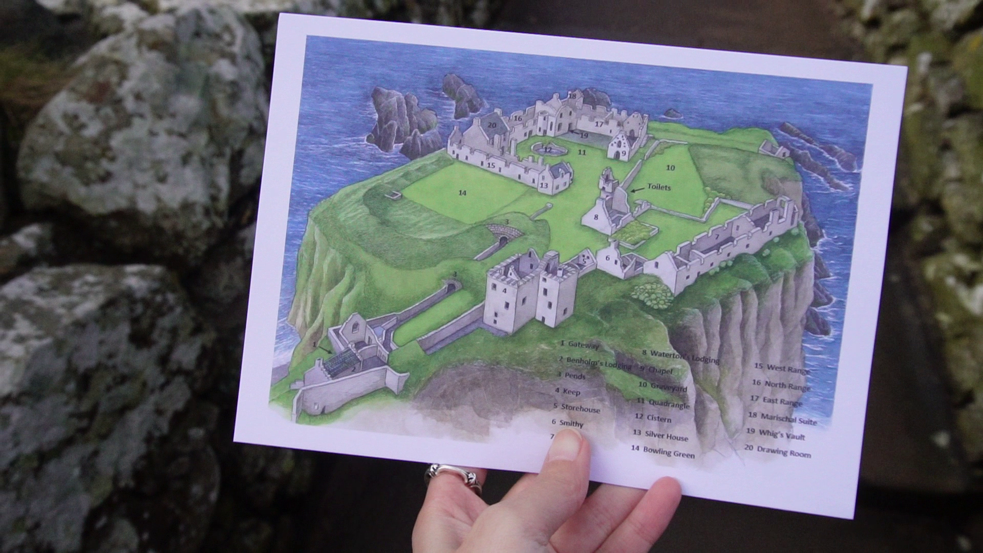 踏入Dunnottar Castle遺址範圍,遊客先會獲得一張地圖卡,簡單介紹建築物的分佈。