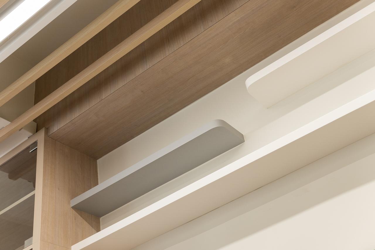 一格格的層板櫃增加收納空間