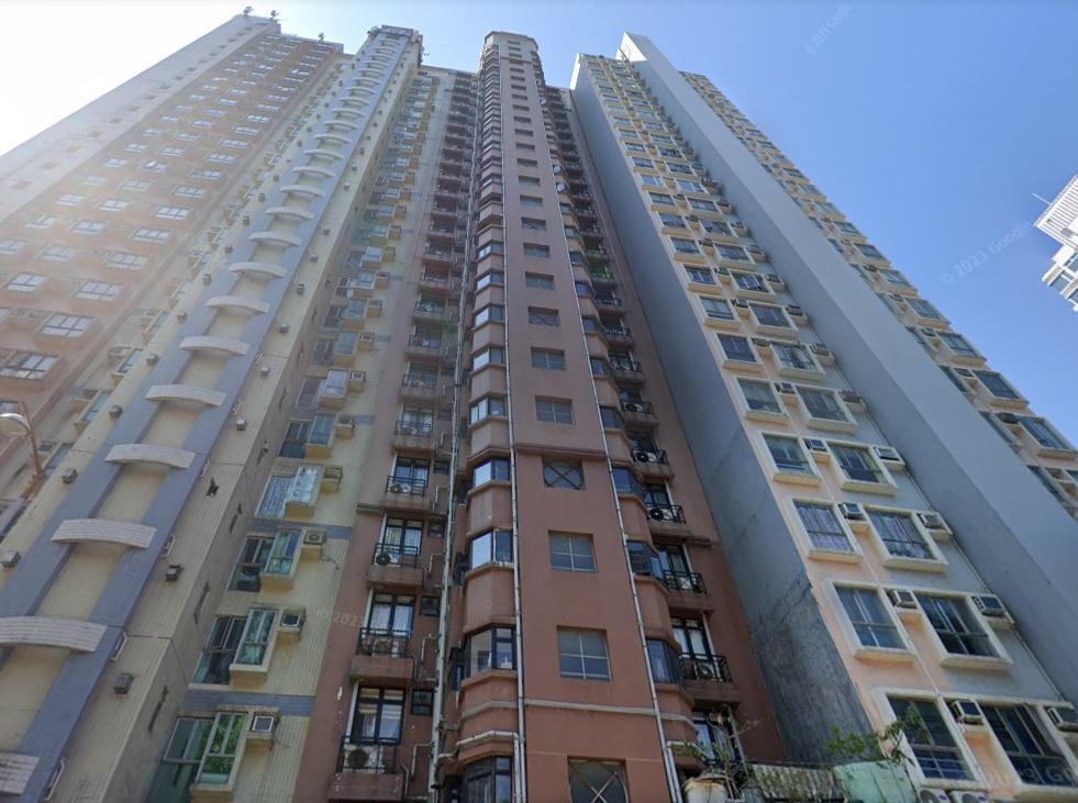 西半山單幢物業俊威閣毗鄰港鐵香港大學站,日常交通方便。