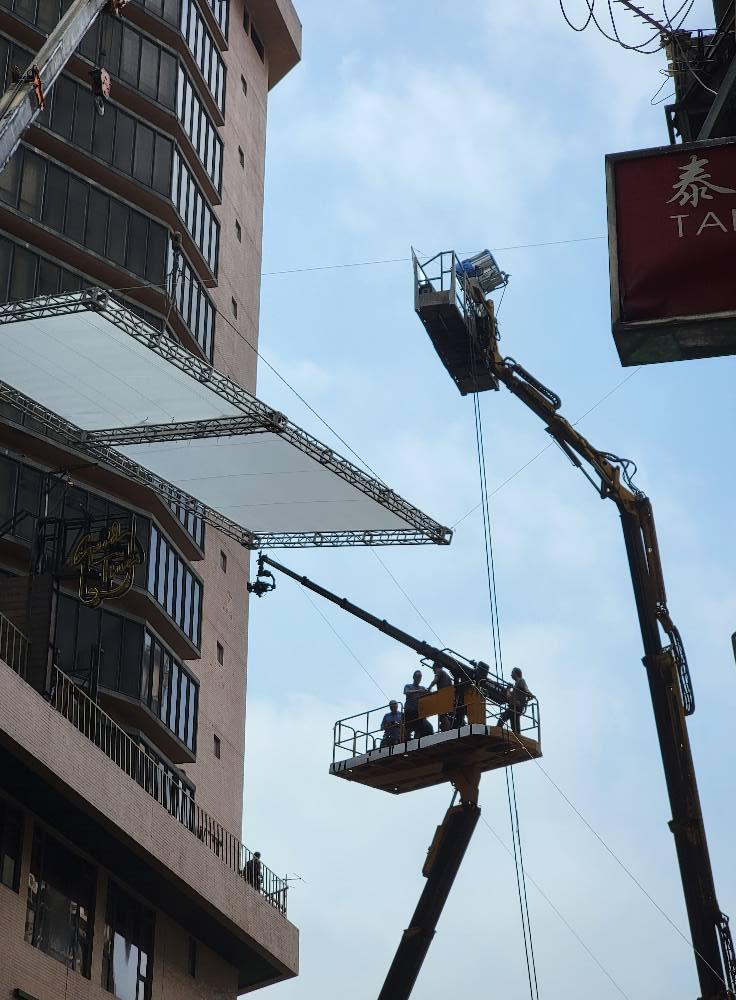 昨日九龍城一個升降台拍攝電影時倒塌,造成8人受傷。(香港風景攝影會)