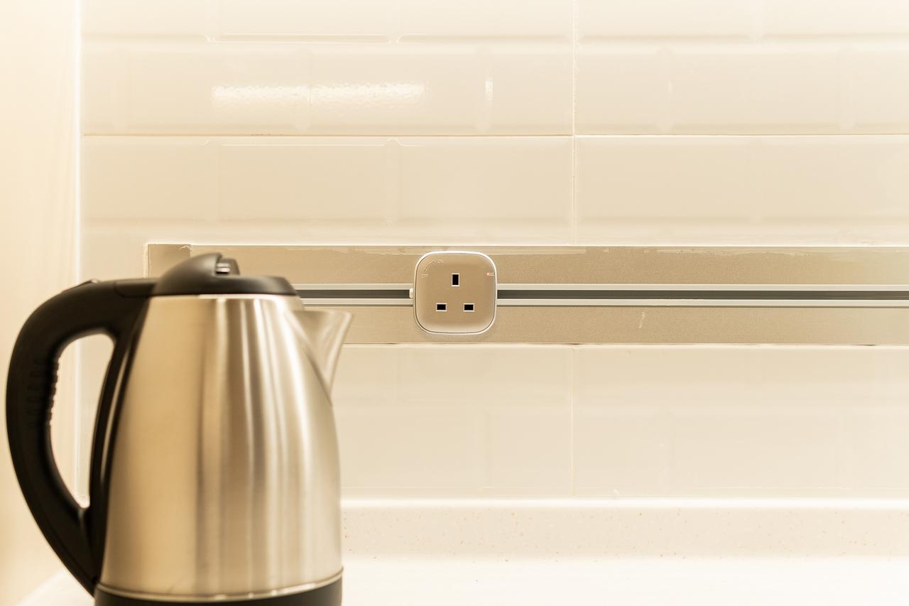 在廚房戶主安裝了電力路軌