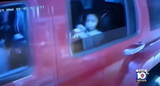 女童當日坐在車後座。(互聯網)