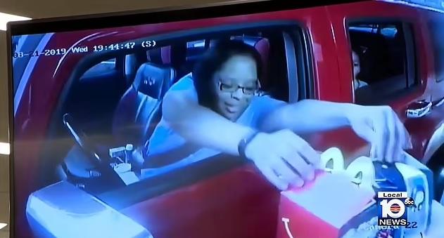 女童母親取餐點。(互聯網)