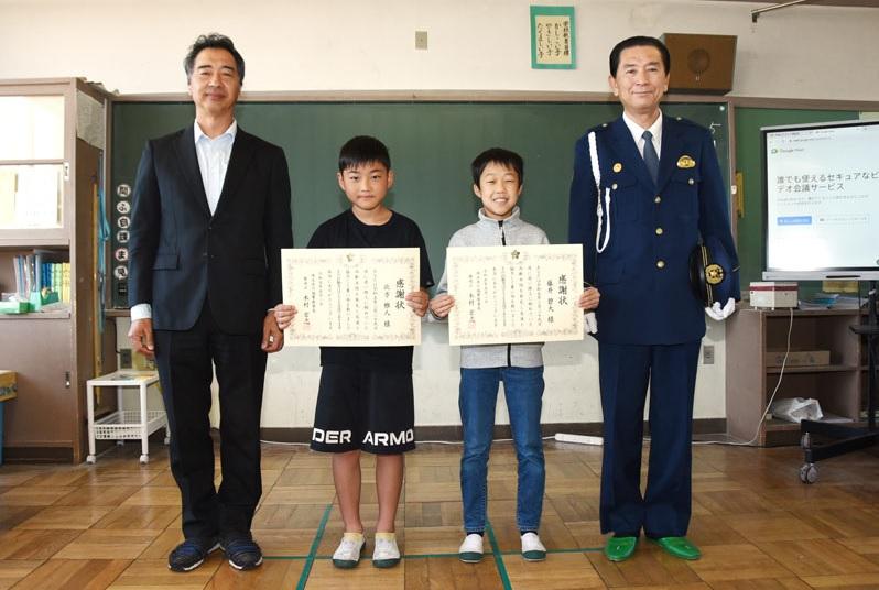 北方雅人(左2)與藤井碧大(右2)一同獲頒感謝狀。(互聯網)