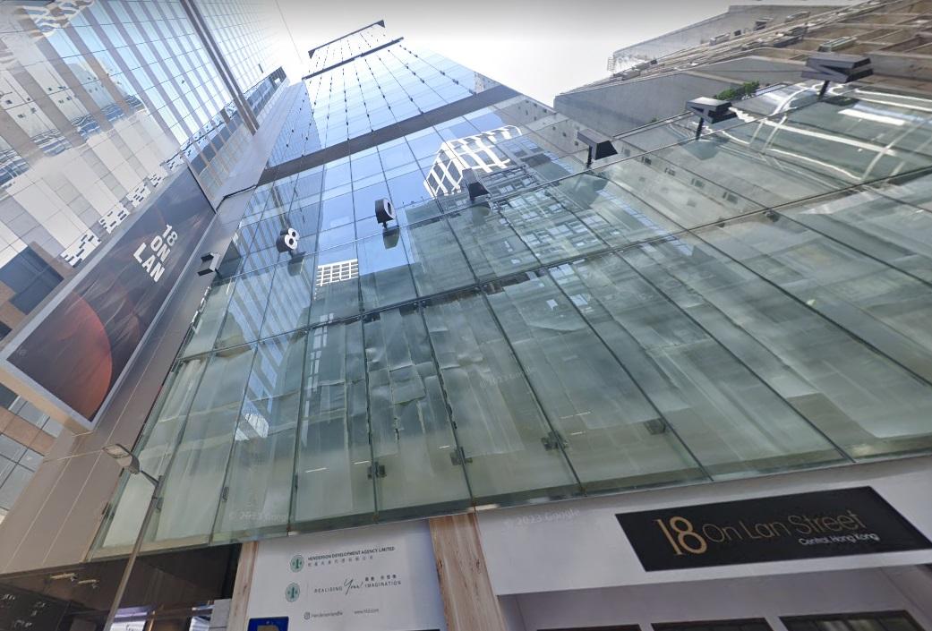 中環銀座式商廈安蘭街18號,在去年4月中獲內地買家以約1.7億元購入頂層複式單位,惟該宗交易於上月取消,料買家損手約1,700萬元。(網上截圖)