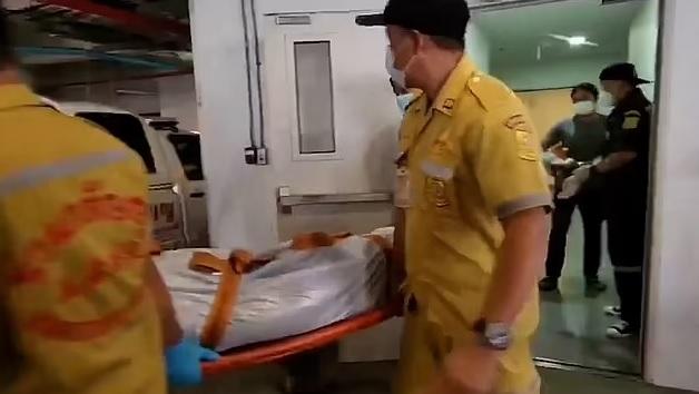 當局將死者屍體移走。(互聯網)