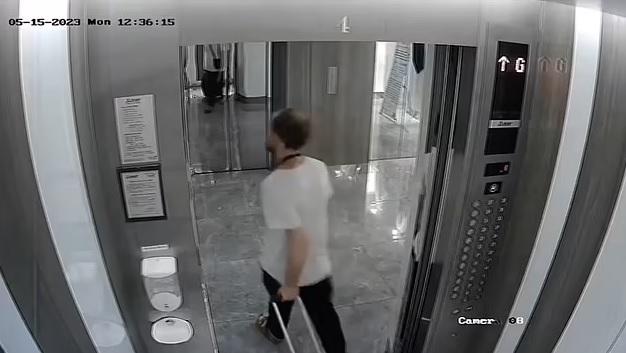 疑兇周一離開酒店。(互聯網)