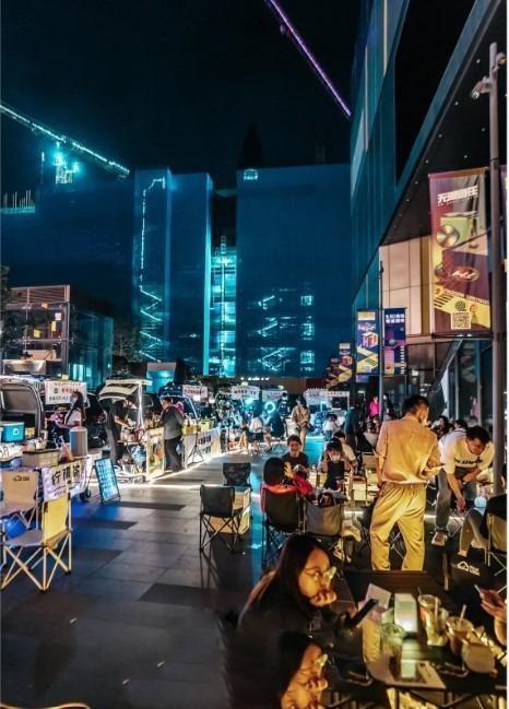 後海匯是一個主打年青人跨界體驗的商場,車尾箱市集布置也以潮格藍調為主色,非常吸睛。 (圖片來源:Geron@小紅書)