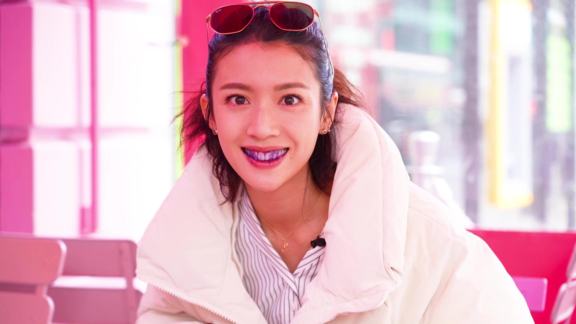 思貝吃紫薯口味的Pancake後露出一棚紫牙。