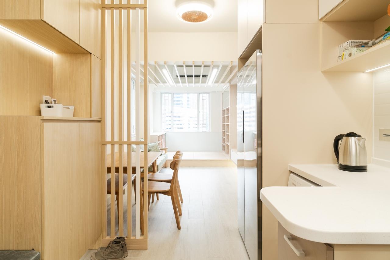 戶主選擇以木條子屏風來分隔客廳