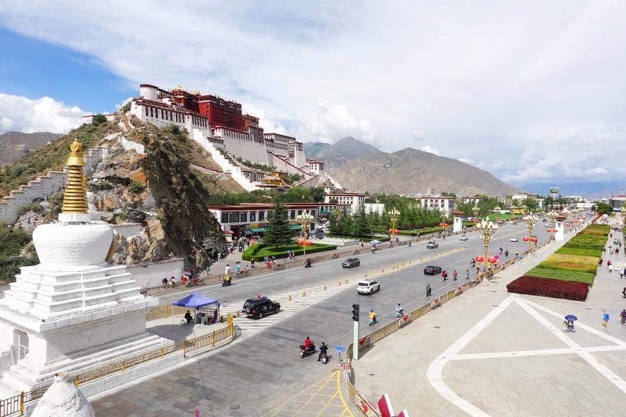 拉薩是旅遊城市,因為地處中國西南邊陲,路途遙遠,不少到拉薩旅客都會選擇乘搭飛機。圖為拉薩最重要地標布達拉宮。(圖片來源:視覺中國)