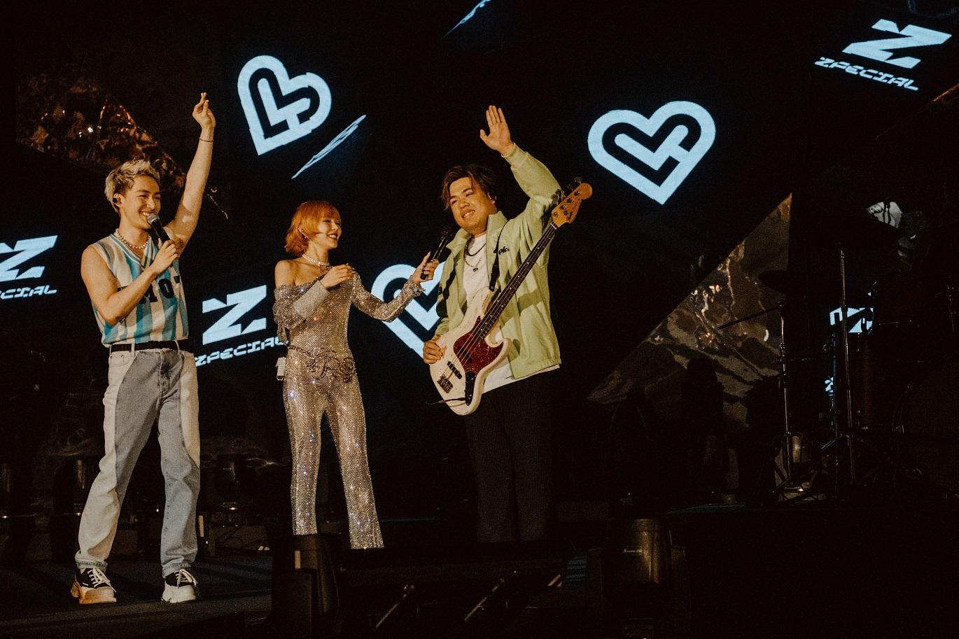 方皓玟一同合唱由Zpecial重新編曲的《All We Have Is Now》。