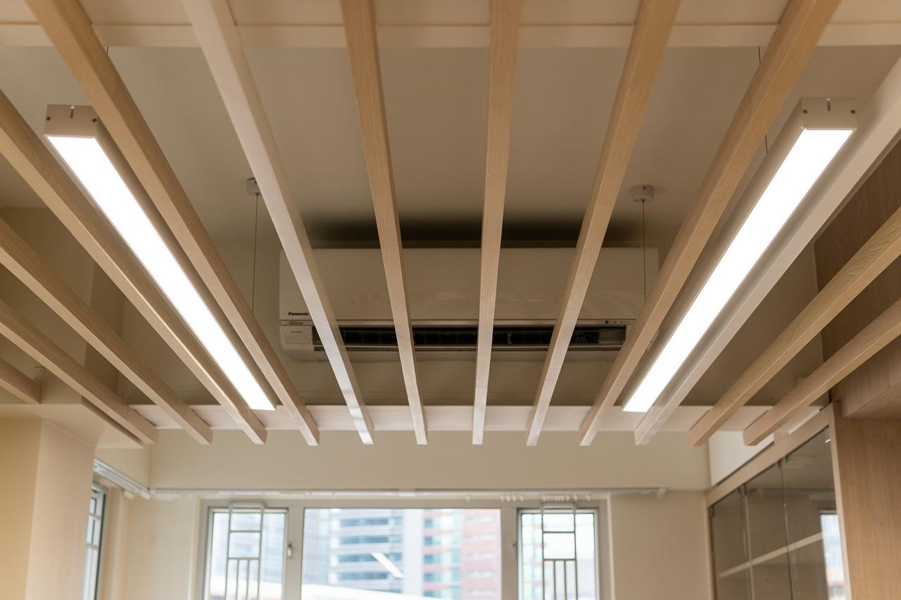 木制假天花 變成客廳焦點